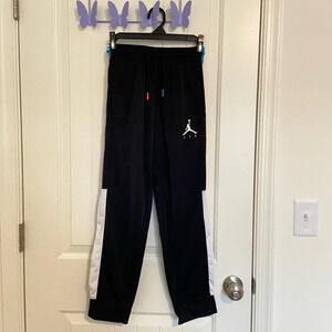 Jordan boy’s black side striped decal‎ jogger sweatpants — medium